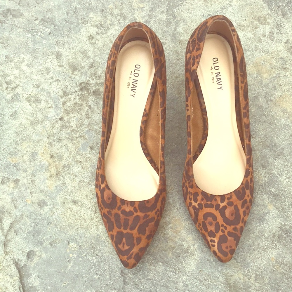 Super cute!! Leopard kitten heels size 8.